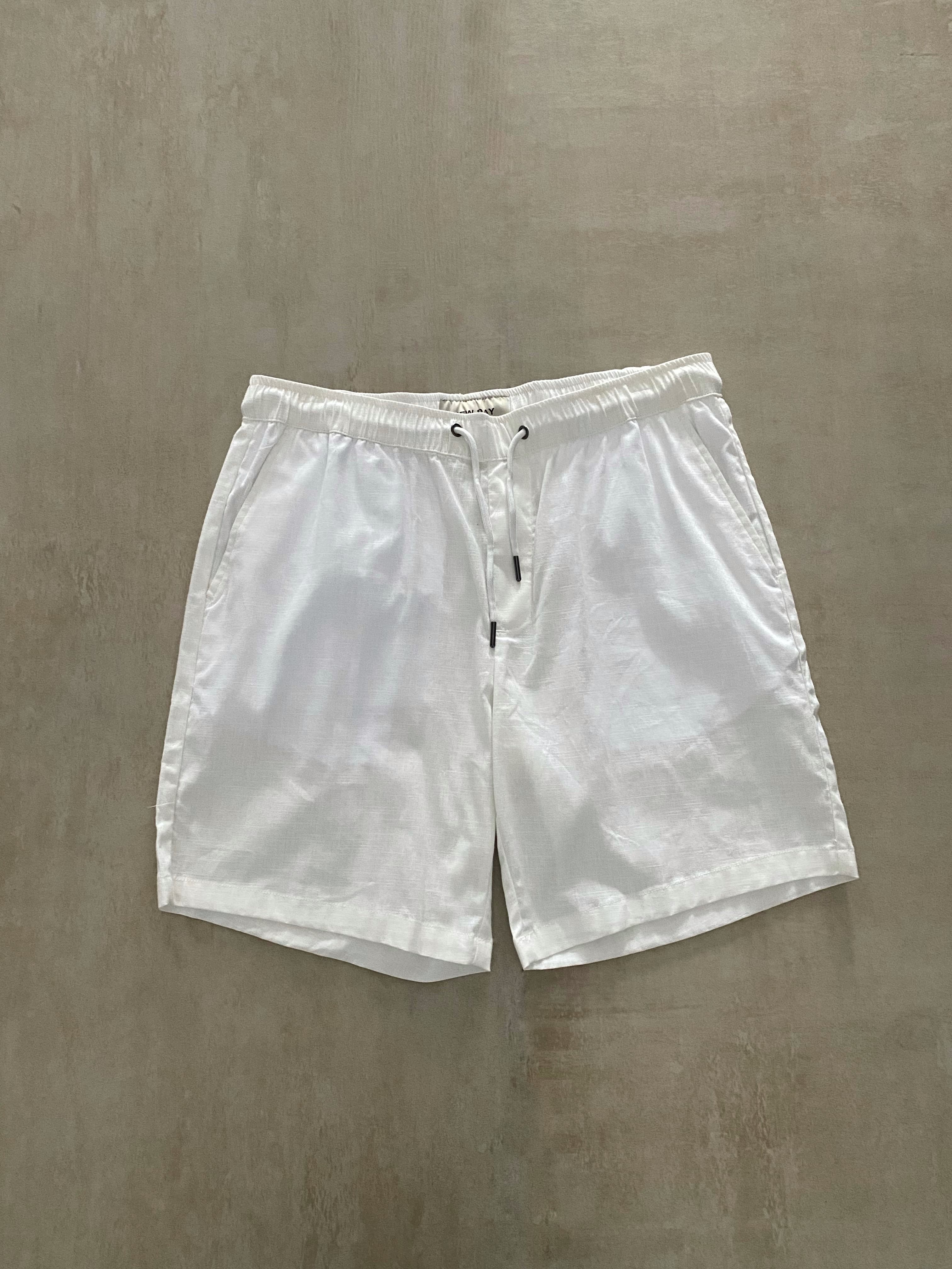 Bermuda de lino blanco